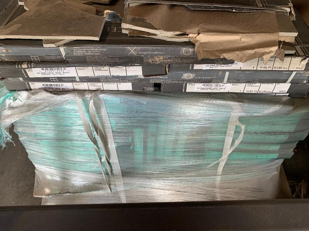 Pallet # 15 Tile 16 x 32 ( BROKEN BOXES ) NEW ( 40 Boxes ) ( 14.20 sqft each )